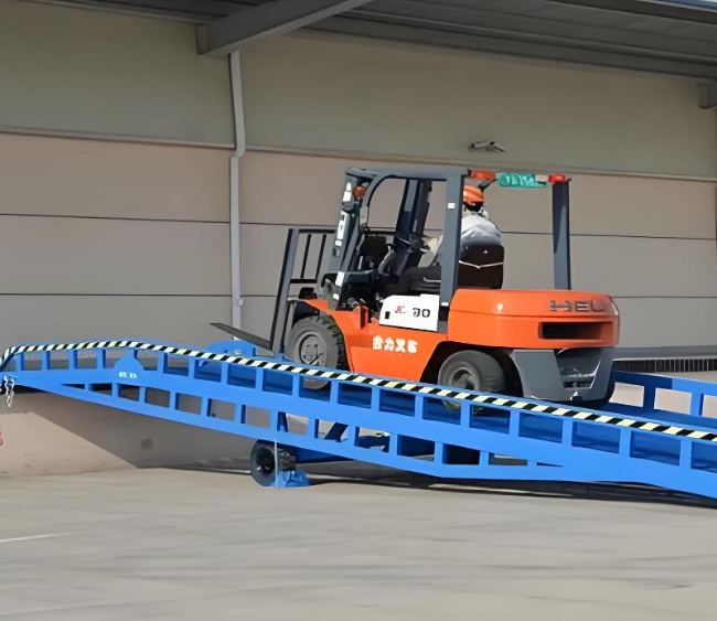 枣强移动式卸货平台（叉车用）